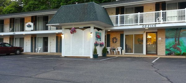 Rainbow Motel - From Web Listing (newer photo)